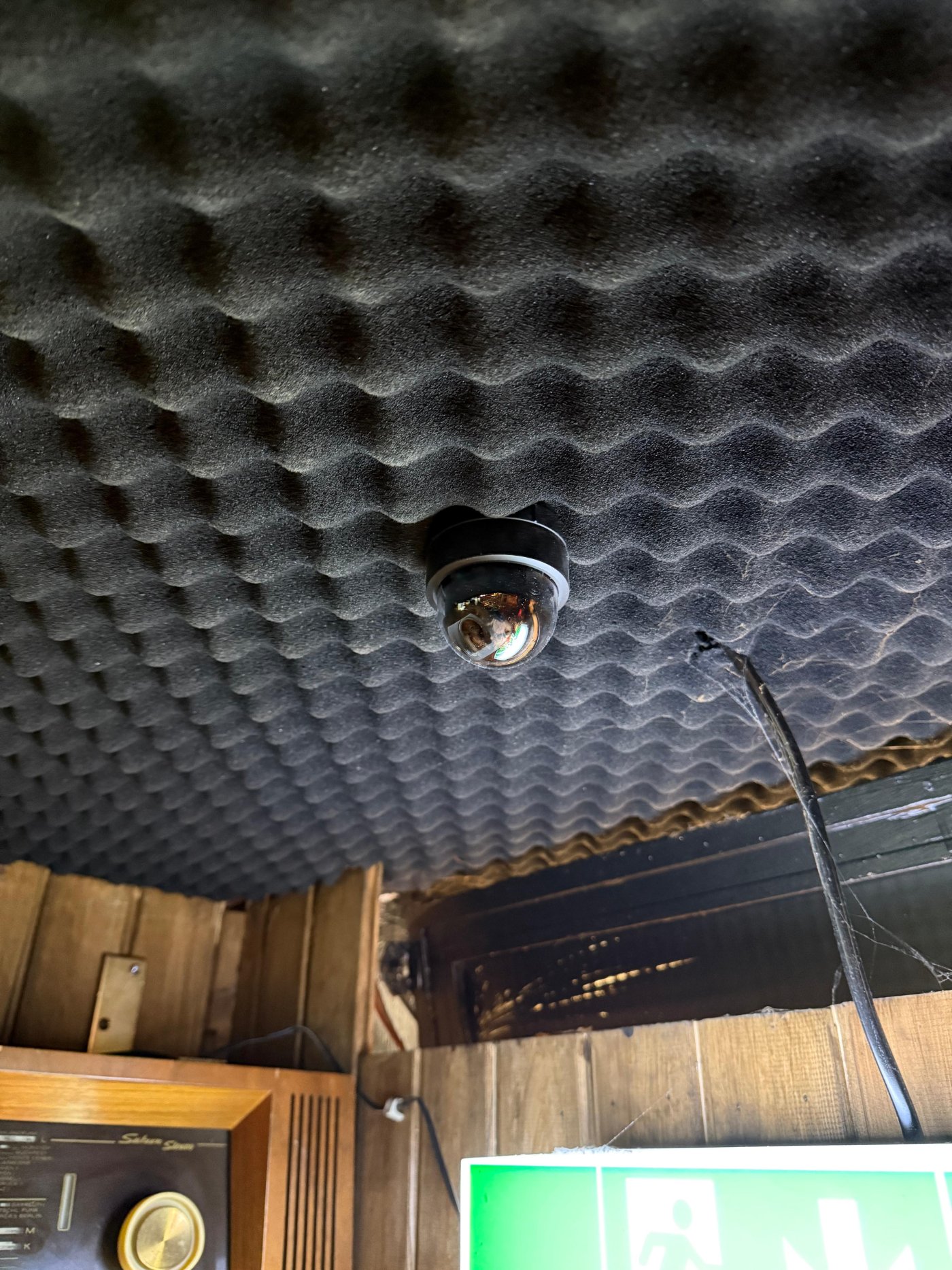 UniFi Protect Kamera im Café — Deckenmontage
