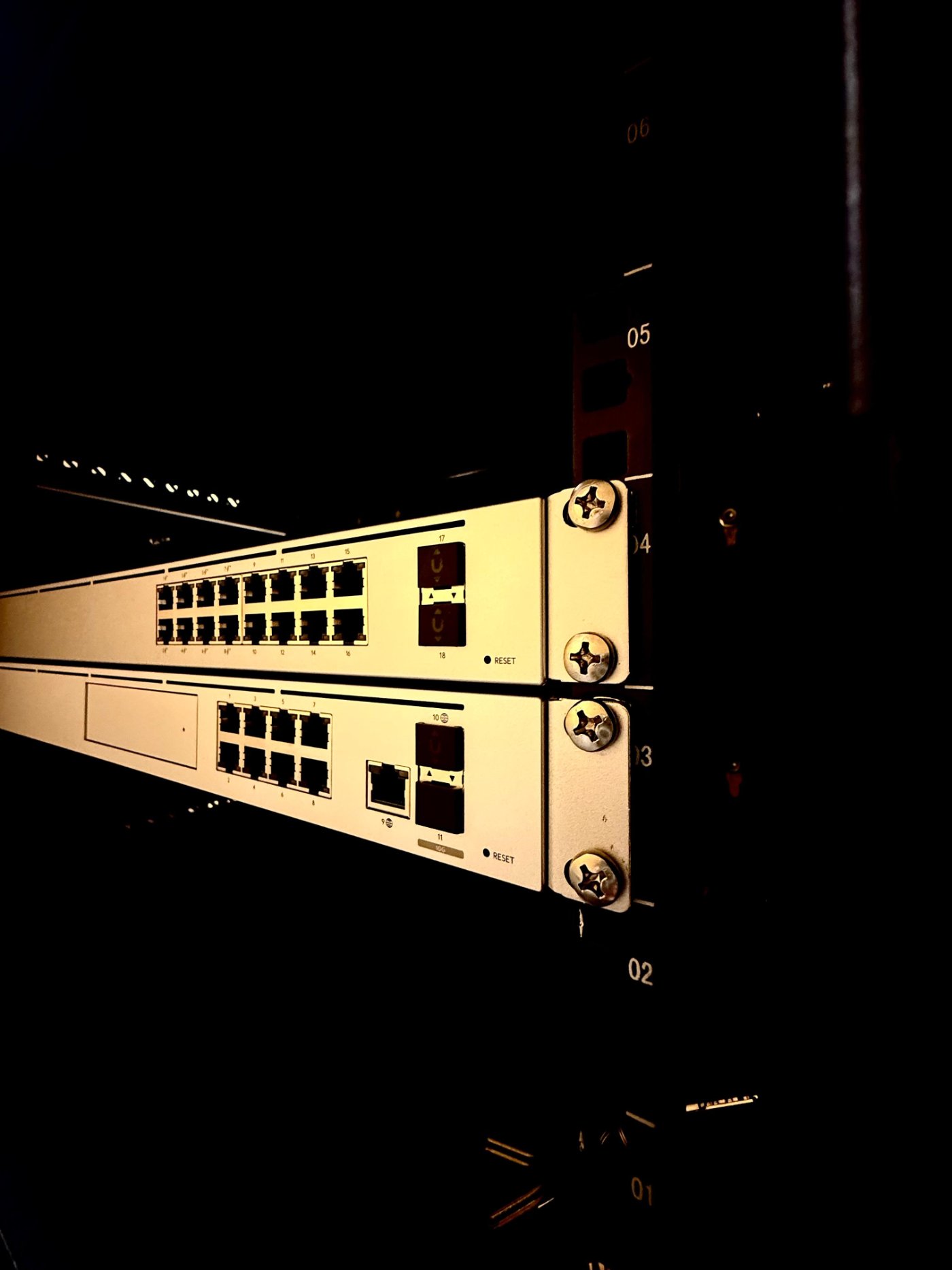 UniFi Switches im Rack — Restaurant-Netzwerk
