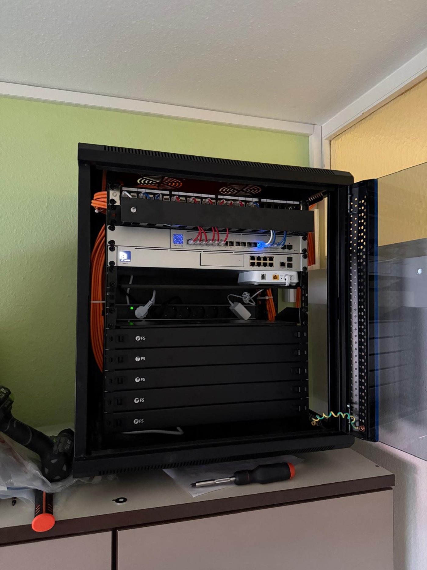 UniFi Rack mit strukturierter Verkabelung in der Zahnarztpraxis